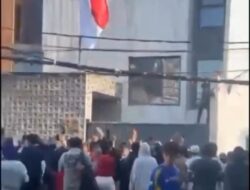 Rumah Politisi NasDem Ahmad Sahroni Dirusak dan Dijarah Massa Akibat Ucapan Kontroversial 8 Rumah Politisi NasDem Ahmad Sahroni Dirusak dan Dijarah Massa Akibat Ucapan Kontroversial