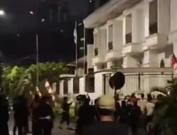 Breaking News: Massa Geruduk dan Jarah Rumah Anggota DPR Eko Patrio di Jakarta Selatan!