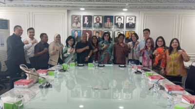 Foto (ist): DPRD Sulut Saat Menyerahkan Aspirasi Mahasiswa Pada Anggota DPR RI Dapil Sulawesi Utara