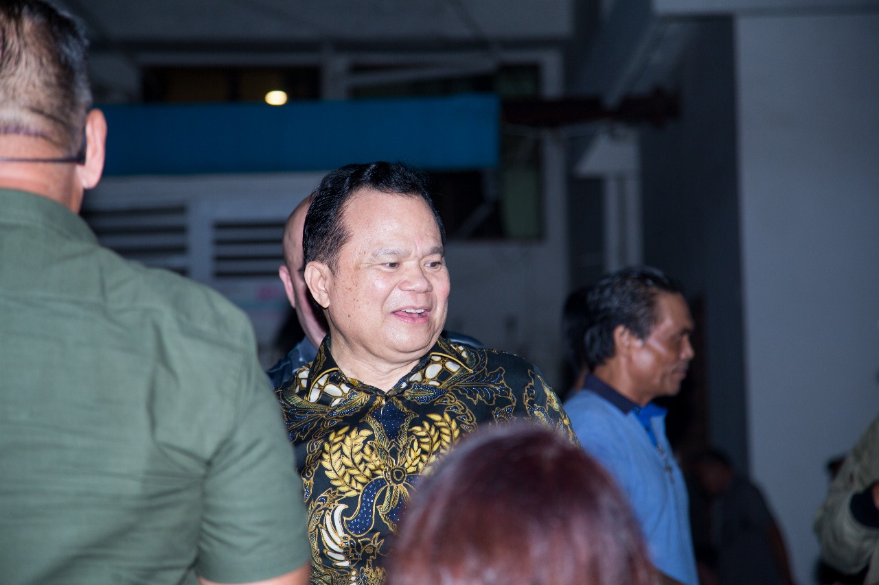 Irjen Pol Ronny F Sompie Saat datang ke Rumah Duka Jussac Rumambi.