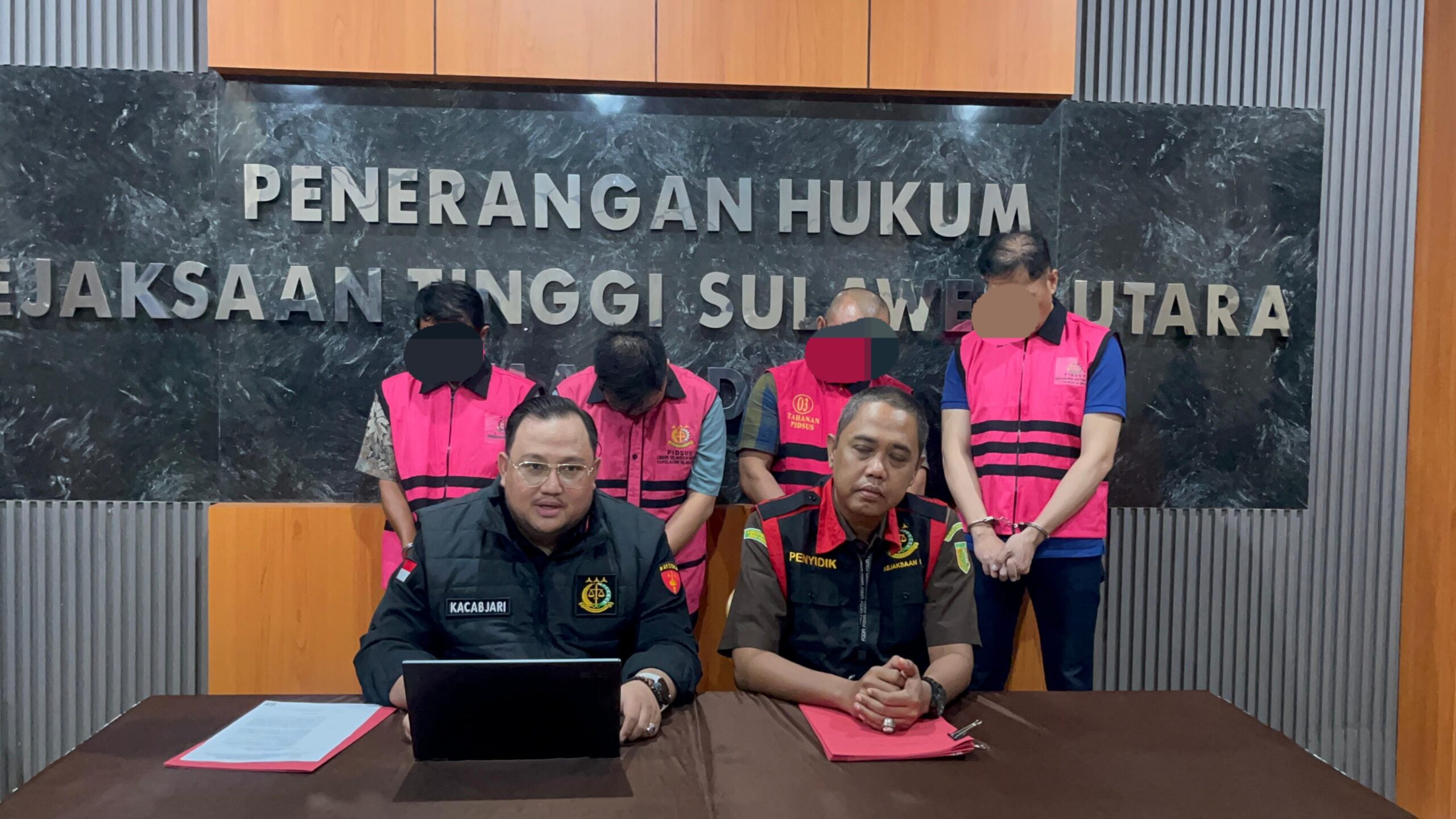 Cabang Kejaksaan Negeri Kepulauan Talaud di Beo Tetapkan Empat Tersangka Kasus Dugaan Korupsi DAK Pendidikan 2 Foto ke 4 Tersangka saat Konferensi Pers yang di pimpin oleh,Kepala Cabang Kejaksaan Negeri Kepulauan Talaud di Beo : Christian Evani Singal, S.H., M.H.