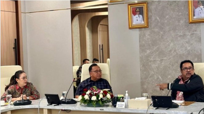 Bupati Minahasa Robby Dondokambey,S.Si., M.A.P., bersama Wakil Bupati Vanda Sarundajang SS. Saat bertemu Wakil Gubernur DKI Jakarta, Hj Rano Karno SIP, di Kantor Gubernur Provinsi DKI Jakarta.(ist)