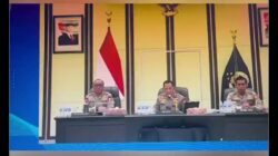 Foto Kapolri Saat Memberikan Himbauan Ke Seluruh jajaran Kepolisian Via Zoom,dan menyampaikan Perintah Tembak terhadap aksi massa yang anarkis.