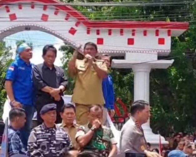 Foto Gubernur Sulawesi Utara Yulius Selvanus (Ysk),Saat Pidato di Depan Massa Aksi.