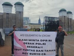 Aksi Tunggal di Depan Gedung DPR, Stephen ‘Kabasaran’ Liow Desak Penuntasan Kasus Dugaan Ijazah Palsu