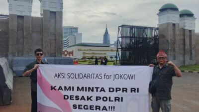 Aksi Tunggal di Depan Gedung DPR, Stephen ‘Kabasaran’ Liow Desak Penuntasan Kasus Dugaan Ijazah Palsu