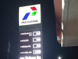 MOBIL KIJANG SEDOT PERTALITE MENGGUNAKAN WADAH GALON DI SPBU TUMPAAN