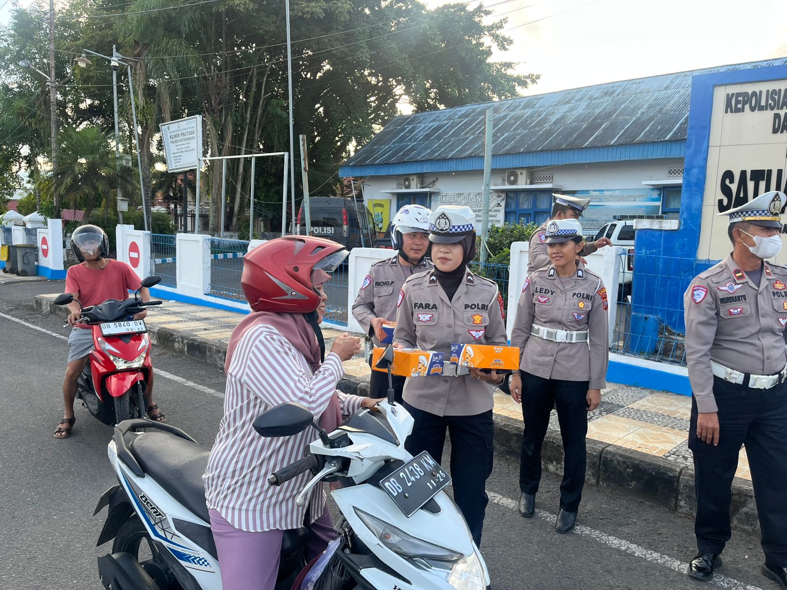 Sat Lantas Polres Kotamobagu : AKP Luster Bagikan Takjil di Kotamobagu 2 IMG 20260308 WA0007