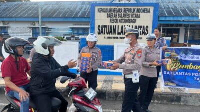 Sat Lantas Polres Kotamobagu : AKP Luster Bagikan Takjil di Kotamobagu 4 IMG 20260308 WA0008