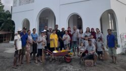 UMAT KATOLIK GEREJA ST. YOHANES MARIA VIANNEY BERSIHKAN MESJID JAMI AL FITRAH SEBAGAI WUJUD TOLERANSI DAN PERSAUDARAAN