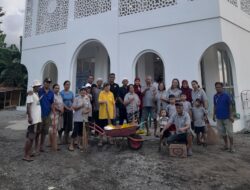 UMAT KATOLIK GEREJA ST. YOHANES MARIA VIANNEY BERSIHKAN MESJID JAMI AL FITRAH SEBAGAI WUJUD TOLERANSI DAN PERSAUDARAAN