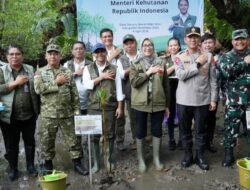 Bersama Menteri LHK, Pangdam Mirza Agus Pimpin Penanaman Mangrove di Wori